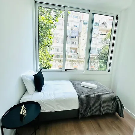 Апартаменты The Antonio Pedro House - No 2d - Stunning Three-bedroom Лиссабон